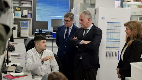El alcalde de Sevilla, José Luis Sanz, destaca el papel de la ciudad como «punta de lanza de la innovación en el sur de Europa» durante su visita al Centro Andaluz de Biología Molecular y Medicina Regenerativa (CABIMER), ubicado en Sevilla TechPark